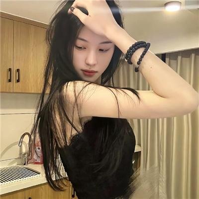 她的微笑像颗糖